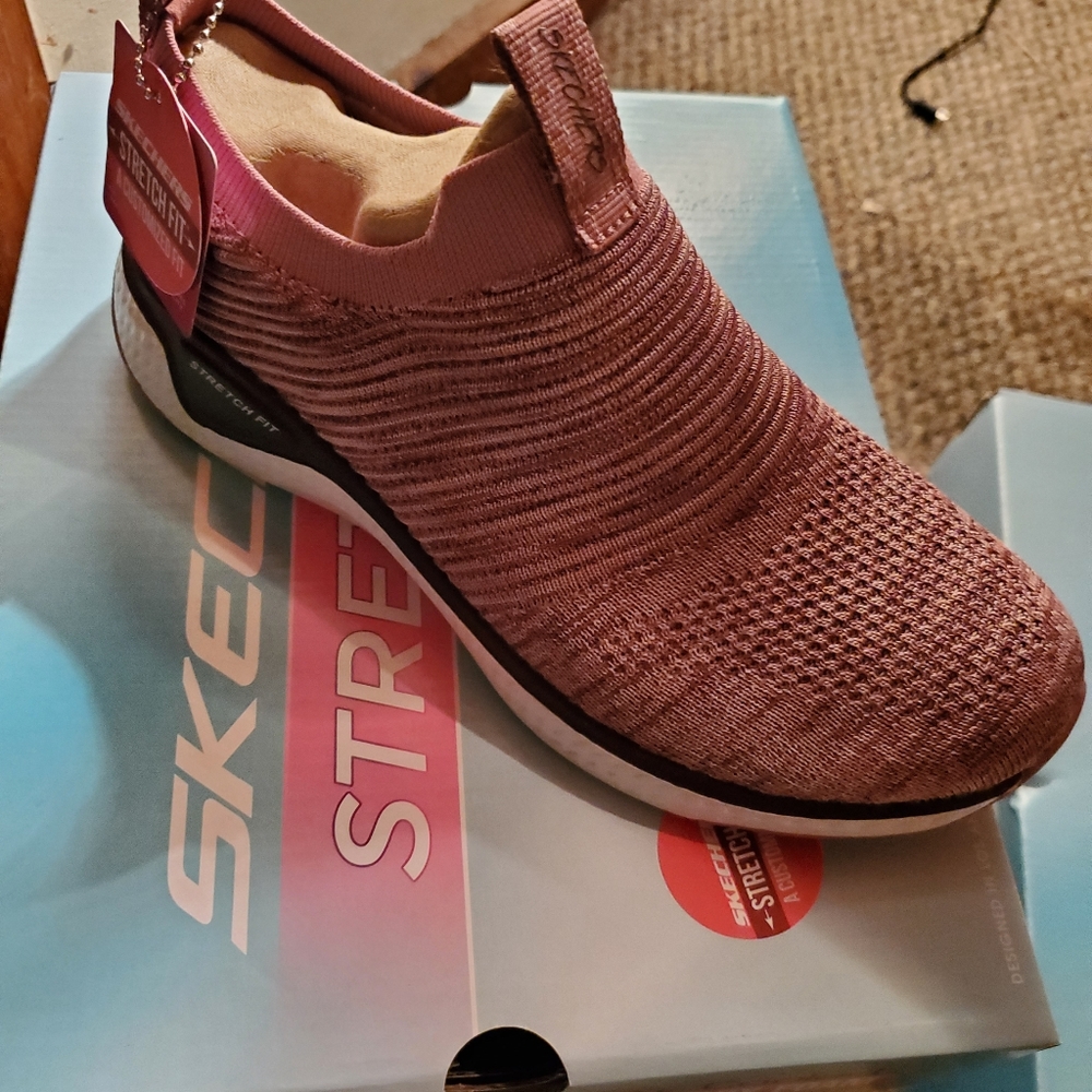 SKECHERS STRETCH FIT NEW IN BOX SIZE 6
